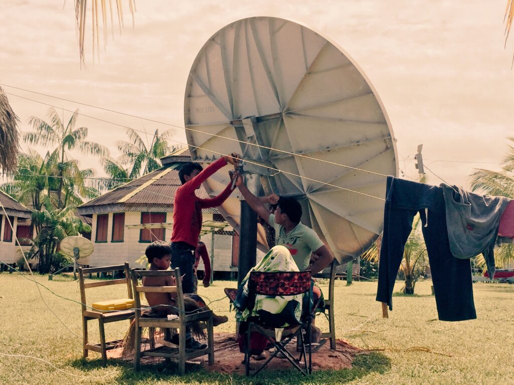 Comunidade Yawanawá Aprendendo Instalar Internet Via Satélite