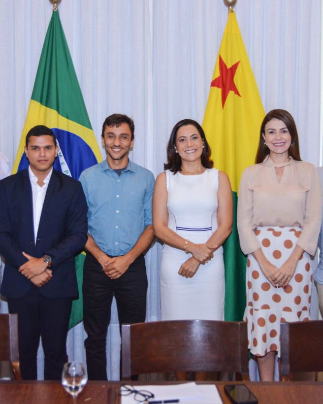 Vice-Governadora Mailza, autoridades e Lucas Silva em reunião para discutir projetos de desenvolvimento sustentável no Acre.