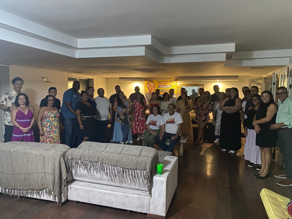 Grupo de pessoas reunidas em evento organizado pela ONG Pedrinho Social com foco em casais prestes a se casar.