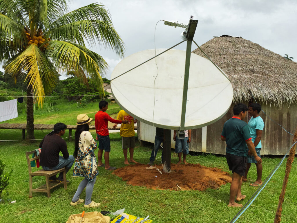 Instalação de Antena Parabólica na Comunidade Yawanawá