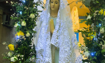 Imagem de Nossa Senhora de Fátima, decorada com flores, na comunidade do Morro da Matriz, bairro Engenho Novo.